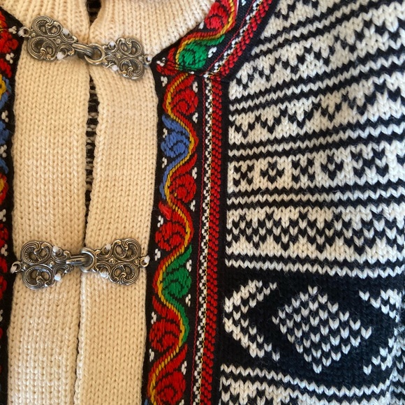 Norway Fair Isle Nordic Wool Zip Clasp CardiganSmall however it is very roomy. - Picture 6 of 6
